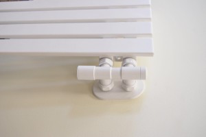 Varioterm All in One Twins zintegrowany zawór regulacyjny z elementami maskującymi, rozetą i złączkami zaciskowymi, kolor biały A000M873A006/L