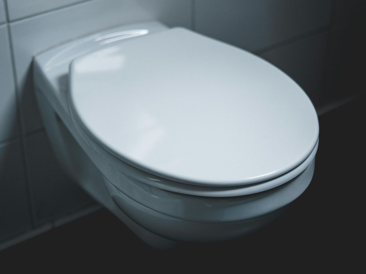 Jak idealnie dopasować deskę sedesową? Prosta instrukcja