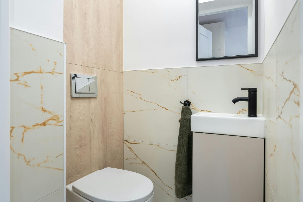 Cieknąca spłuczka podtynkowa? Zobacz, jak łatwo naprawić pływak